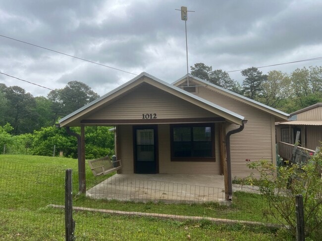 Building Photo - 2 Bed 1 Bath Cottage Electric included