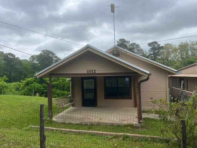 Building Photo - 2 Bed 1 Bath Cottage