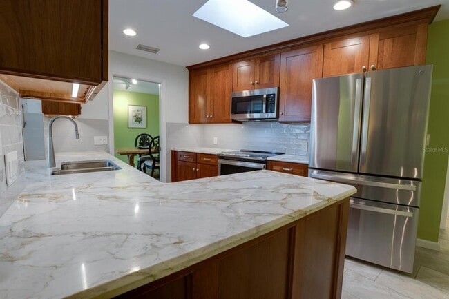 Building Photo - 511 Crystal Beach Ave