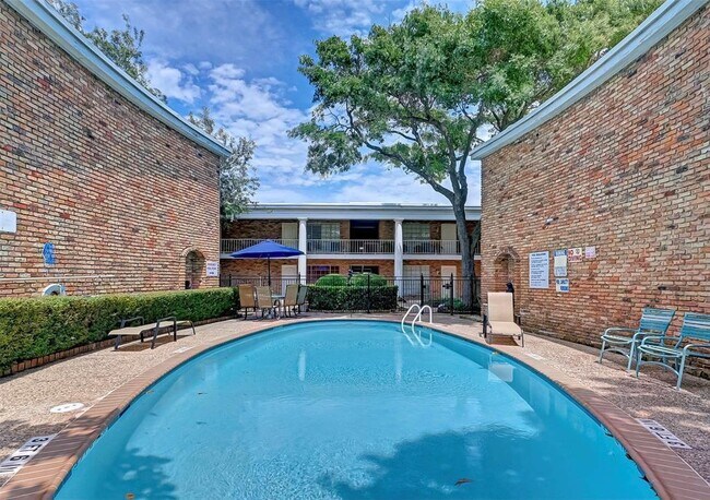 Building Photo - 2201 Fountain View Dr