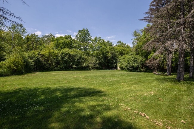 Building Photo - Come home to the serenity of Mequon-Thiensville