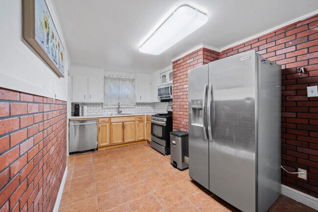 Building Photo - 21 Lord Ave