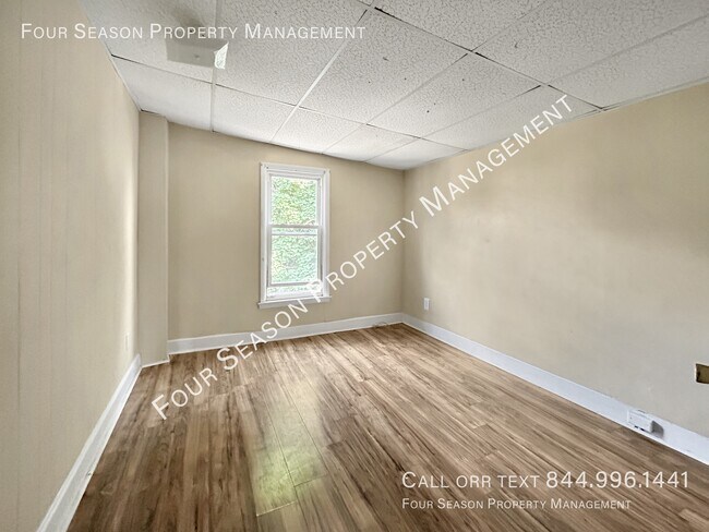 Building Photo - 306 S Locust St