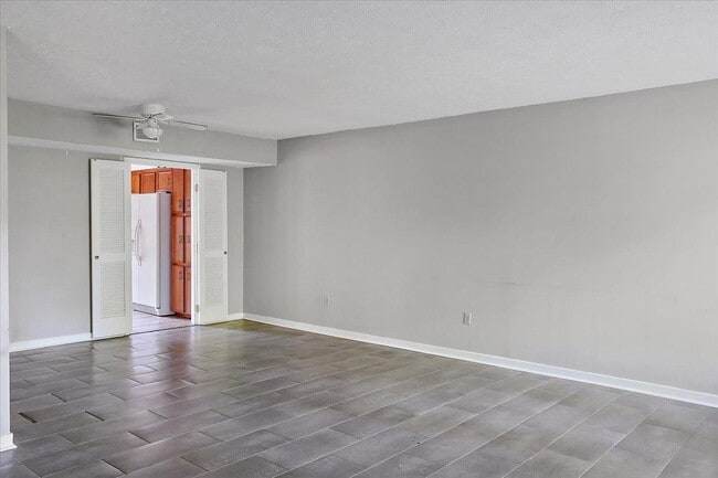 Building Photo - 14 Shore Dr