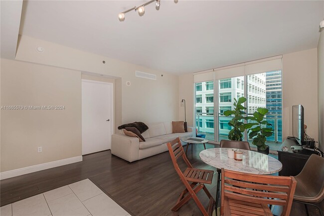 Building Photo - 950 Brickell Bay Dr