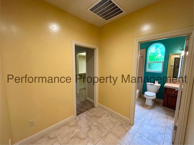 Building Photo - Gorgeous 2 Bed/2.5 Bath + Office w/ Lake V...