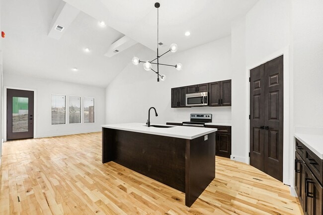 Building Photo - Two Bedroom Twin Villa with Attached 1-Car...