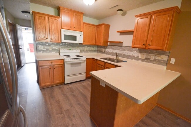 Building Photo - Cozy 2 Bed, 1.5 Bath Townhome in Stewartvi...