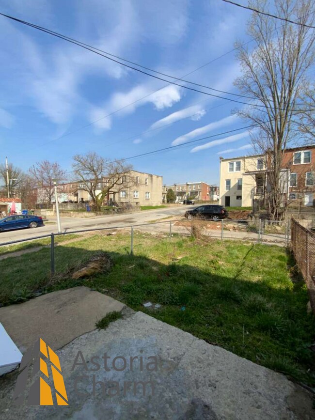 Building Photo - End Unit 3 Bedroom + Den with Backyard and Semi Finished Basement