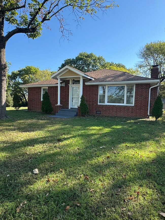 Building Photo - 3 Bed / 2 bath on 1.2 ACRES - 3 car garage...