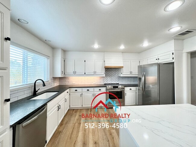 Building Photo - Country Living At It's Finest!