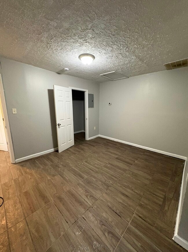 Building Photo - 1161 Ira St SW