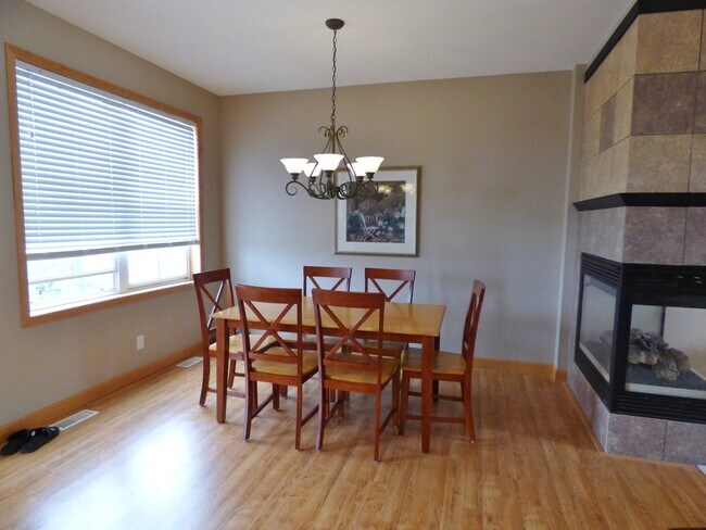 Building Photo - 3 bedroom town home