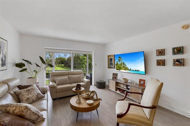 Building Photo - 950 Hillcrest Dr