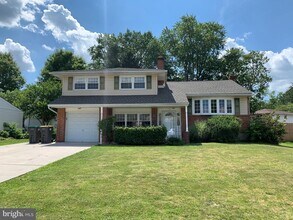 Building Photo - 119 Forsythia Dr