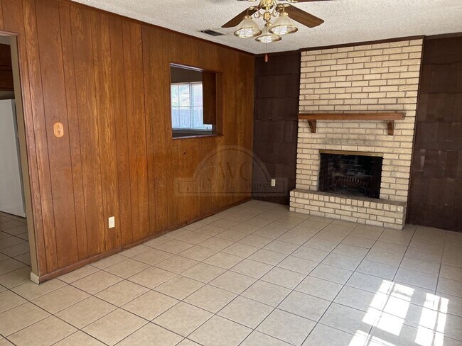 Building Photo - 2404 Carnation Dr