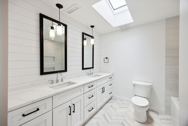 Building Photo - Available 6/15. Stunning, Fully-Rennovated...