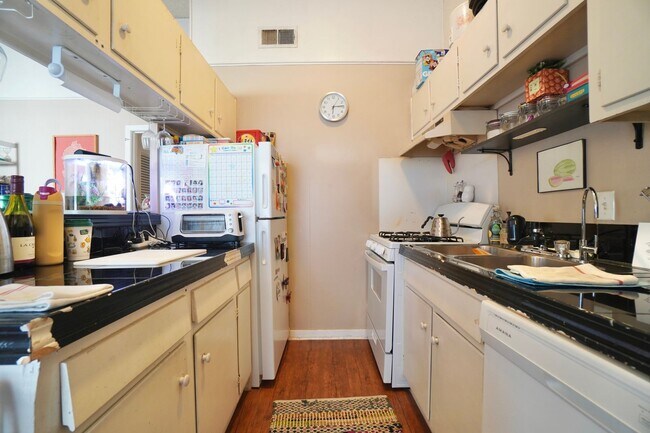 Building Photo - 618 W 51st St