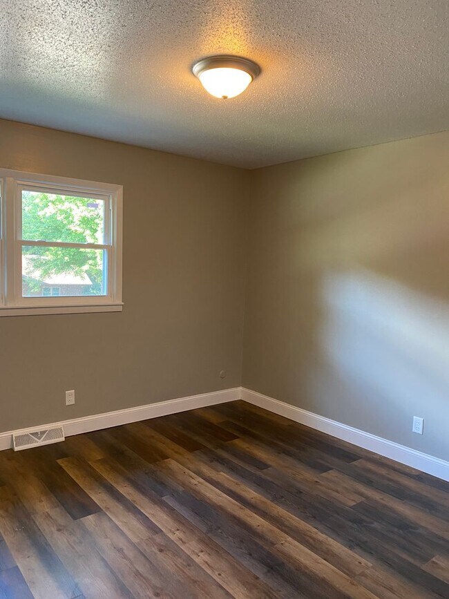 Building Photo - West side location 4br 2.5bth Finished Basement 2crg