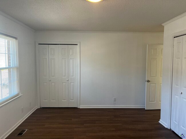 Building Photo - 117 N Springs Ct