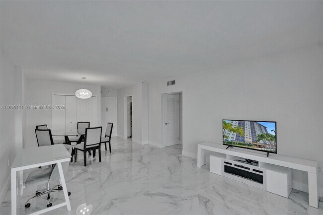 Building Photo - 400 Kings Point Dr