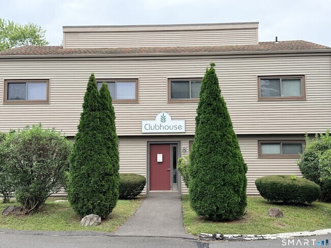 Building Photo - 17 Greenbriar Dr