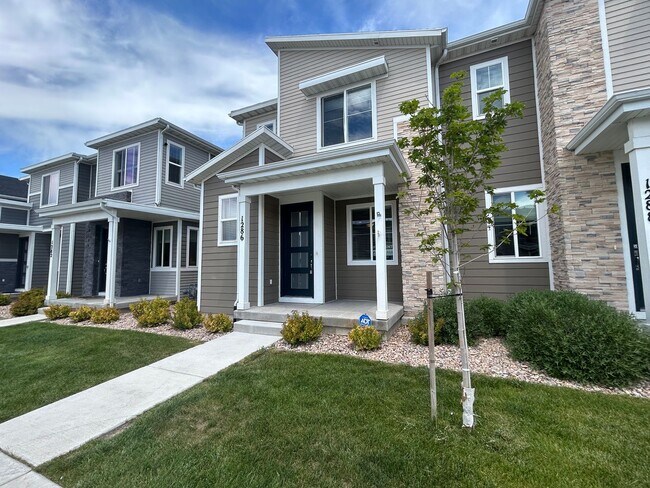 Building Photo - 3 Bedroom 2 Bathroom Townhouse in Payson, Utah!