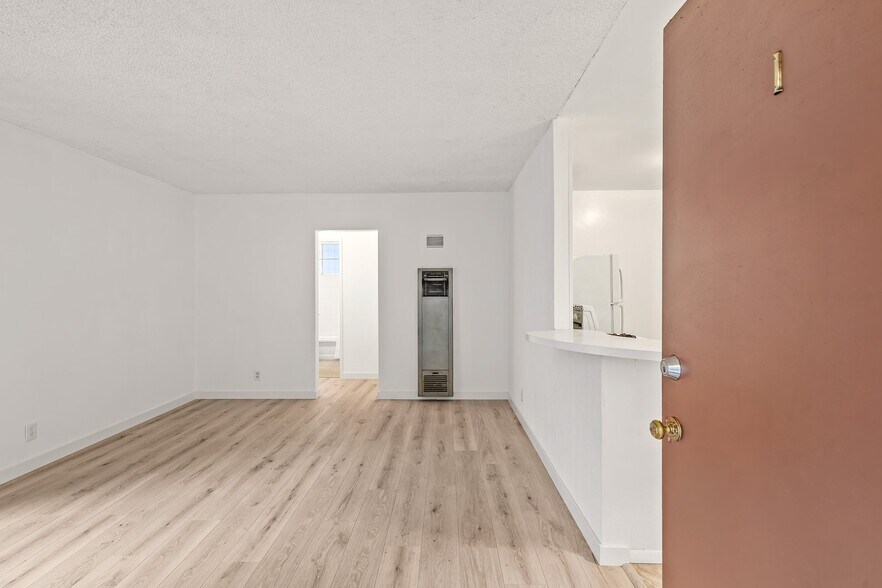 Building Photo - 826 S Grand View St