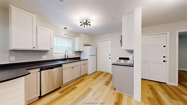 Building Photo - 1112 Airline Dr