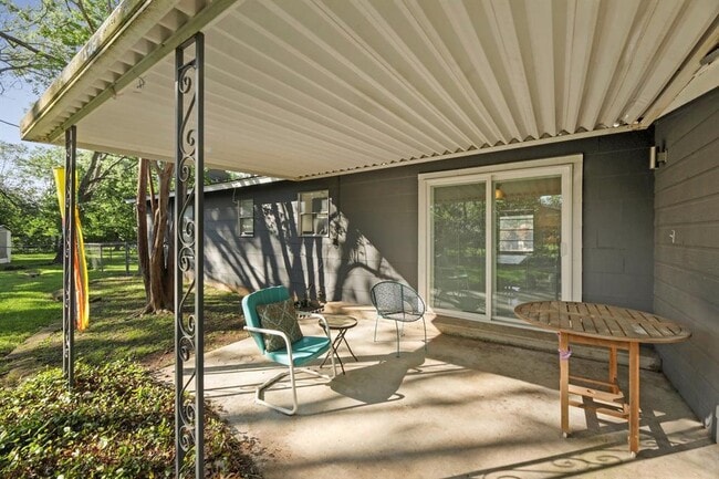 Building Photo - 2202 Towbridge Cir