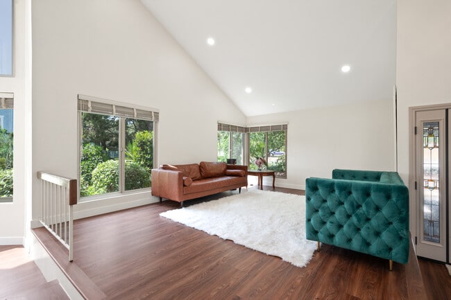 Building Photo - 124 Sequoia Ct