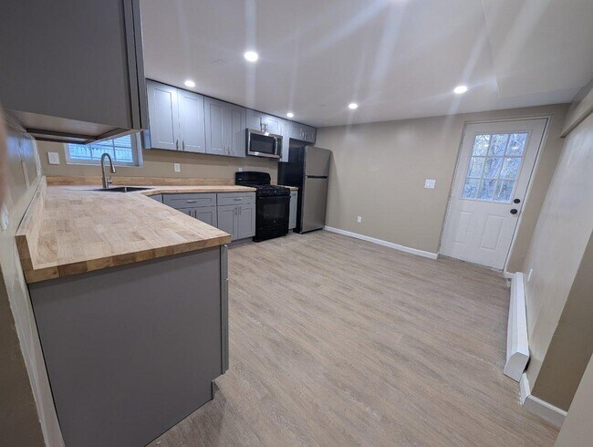Building Photo - 145 Lewis Ln