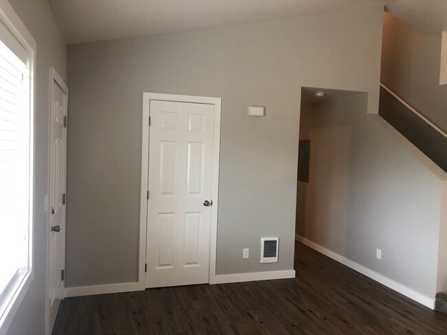 Building Photo - Updated 3 bedroom 1 bath duplex!