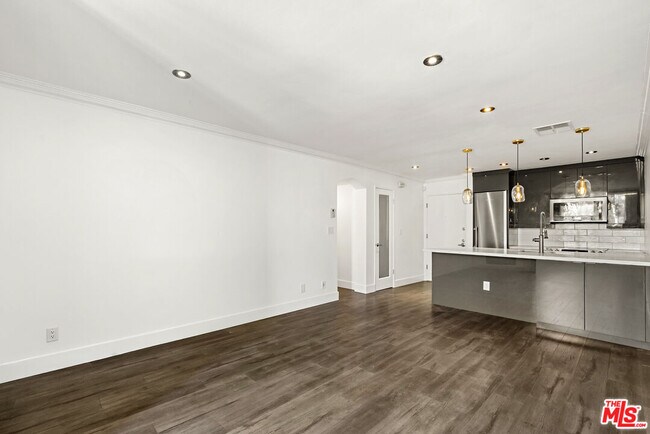 Building Photo - 740 Kings Rd