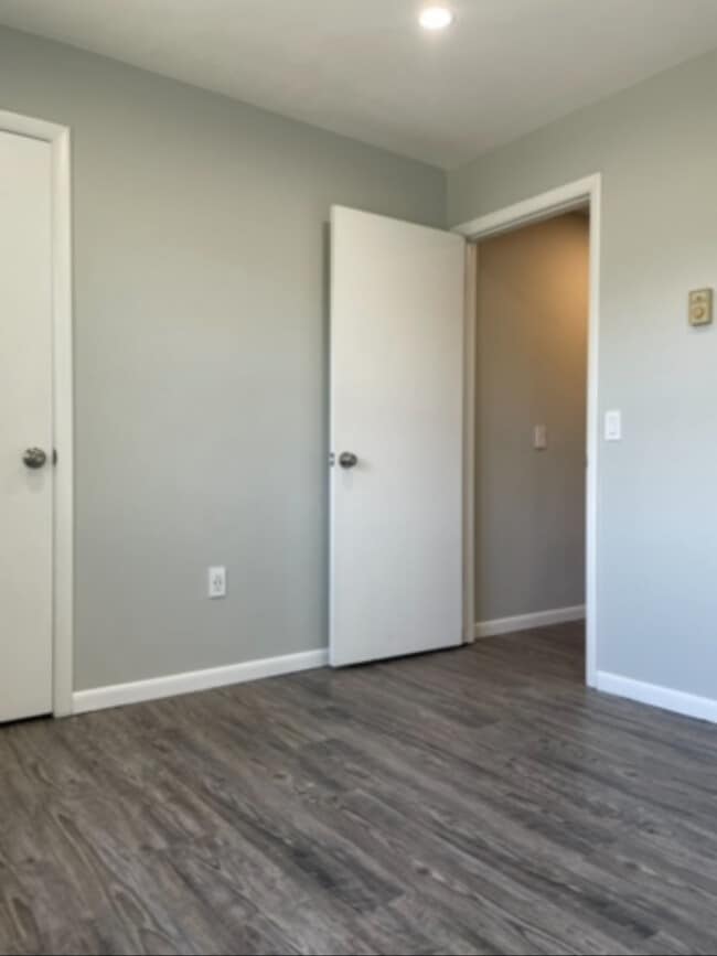 Building Photo - 223 Rundall Plz