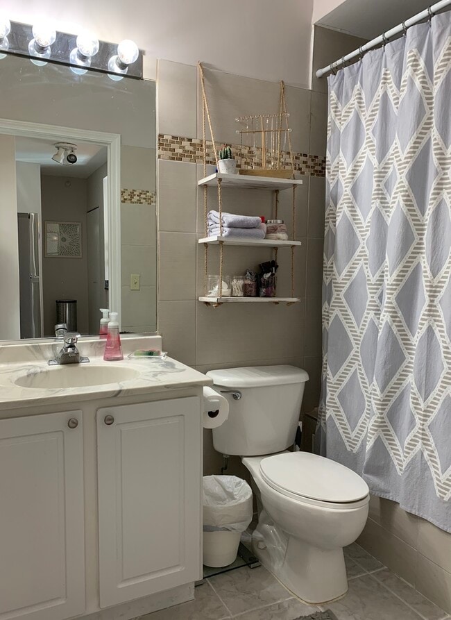 Building Photo - 630 N State St