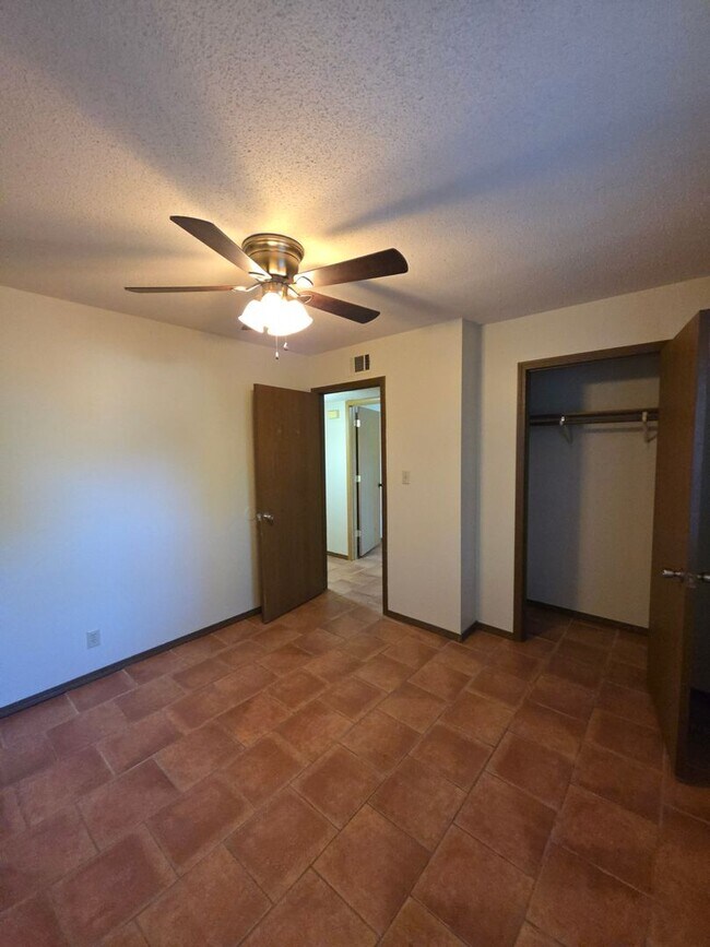 Building Photo - 1022 N Parker Rd