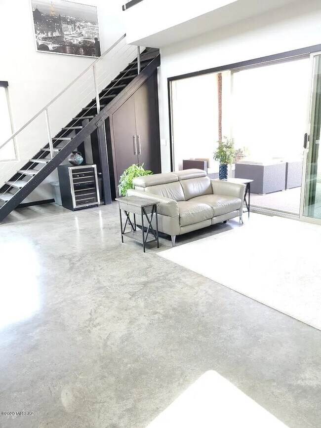 Building Photo - 13117 N La Cañada Dr