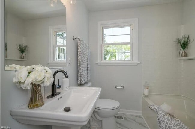 Building Photo - 4865 Hampshire Ave