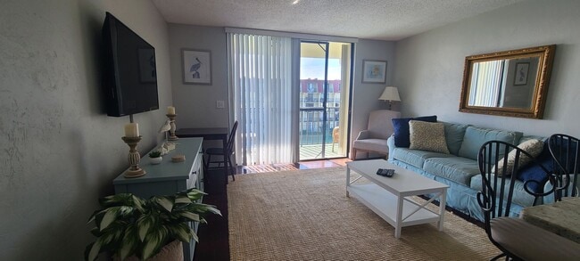 Building Photo - Vacation Rental - 30 Day min stay - across From Daytona Beach Only $1500-$2000 Month
