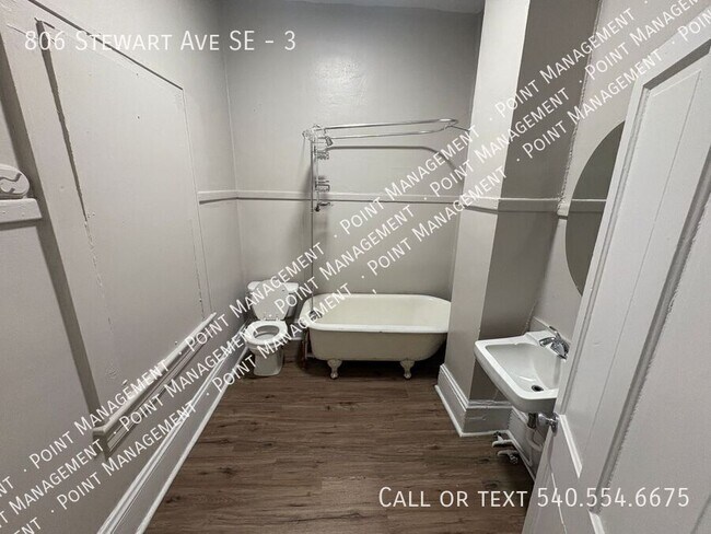 Building Photo - 806 Stewart Ave SE