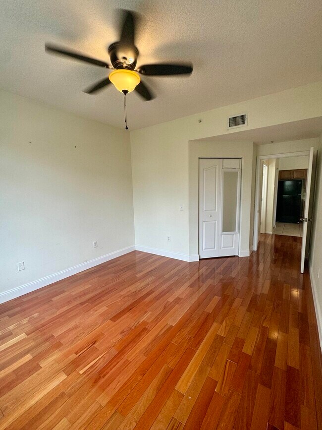 Building Photo - 3210 Myrtlewood Cir E