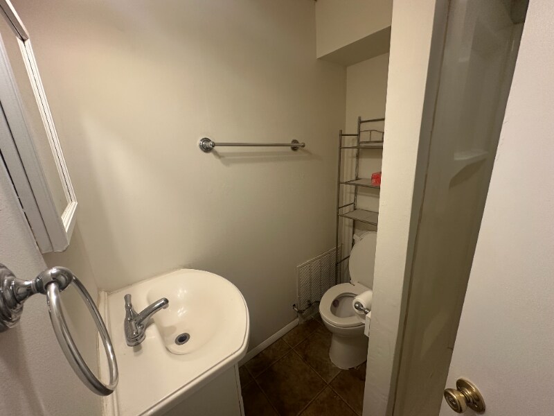 Building Photo - 516 Oakwood St