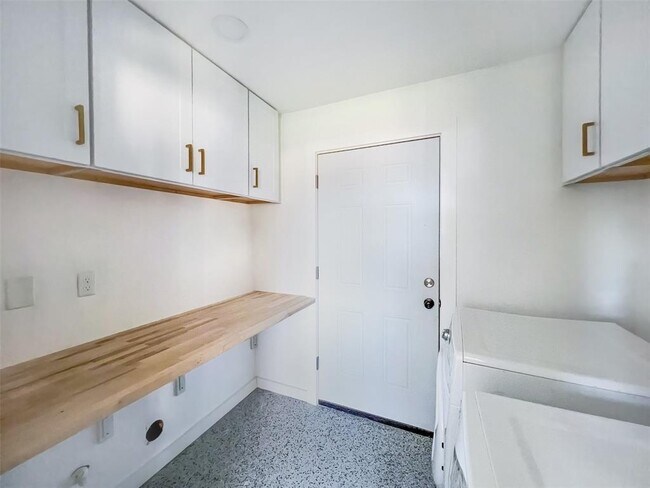 Building Photo - 6203 London Dr