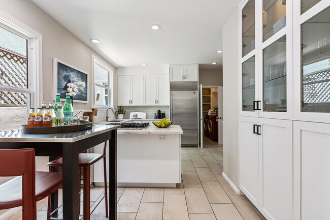 Building Photo - 228 Mallorca Way