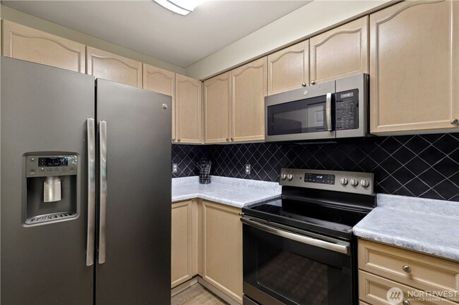 Building Photo - Charming 2-Bedroom Condo with Modern Touch...