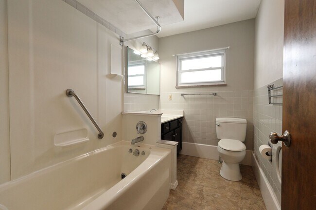 Building Photo - Beautiful 4 Bed 2 Bath w/2 Car Garage