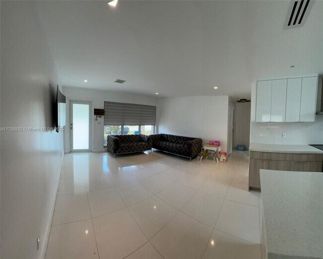 Building Photo - 3 bedroom in Hollywood FL 33021