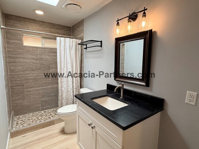 Building Photo - Centrally Located Three Bedroom