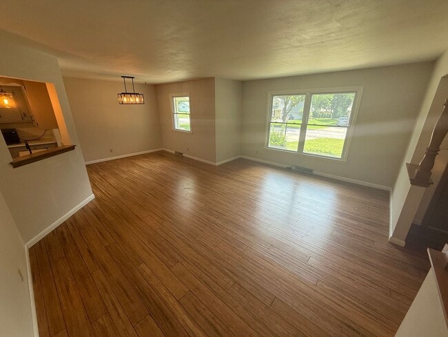 Building Photo - Updated 3BR Home in Prime Wauwatosa Locati...